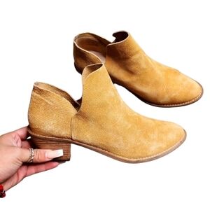 Kelsi Dagger Brooklyn Kenmare Suede Ankle Booties SIZE: 8.5